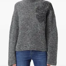 Свитер с цветочными аппликациями