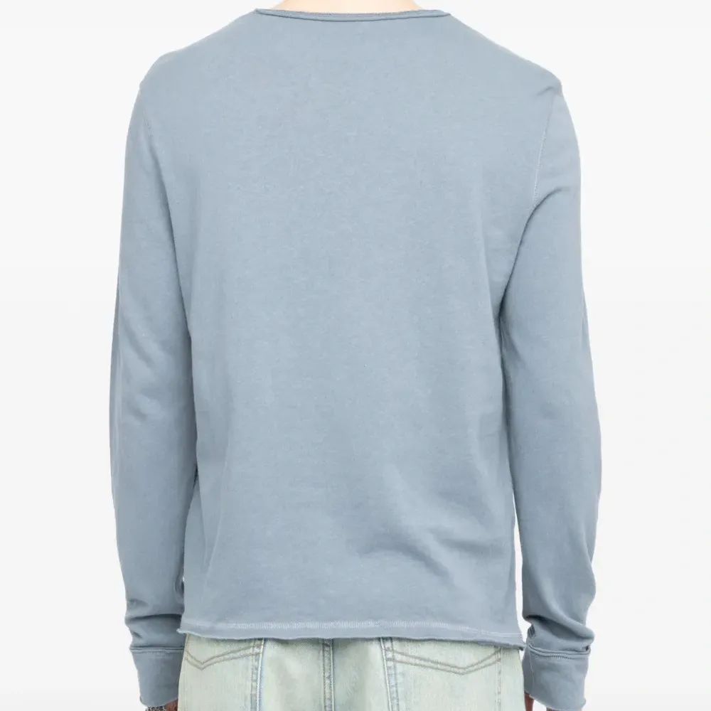 Футболка с V-образным вырезом на пуговицах