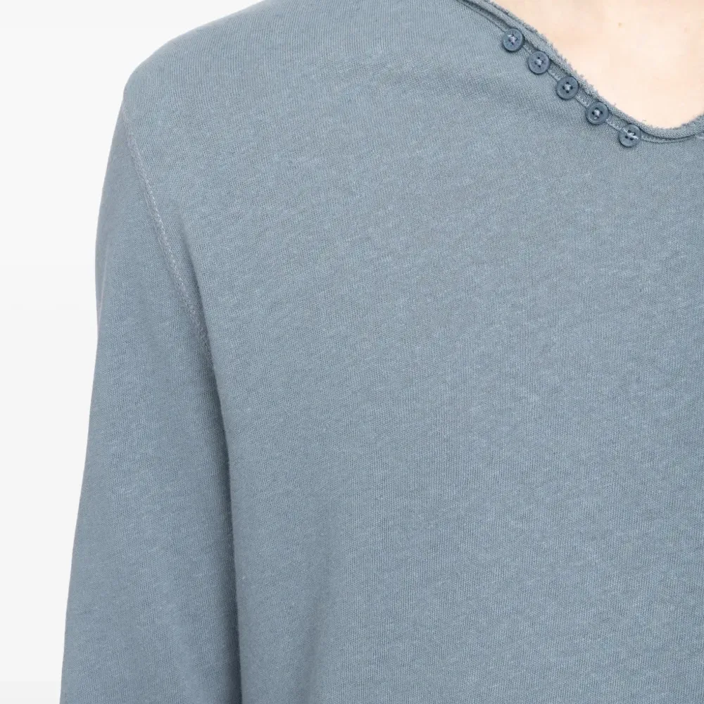 Футболка с V-образным вырезом на пуговицах