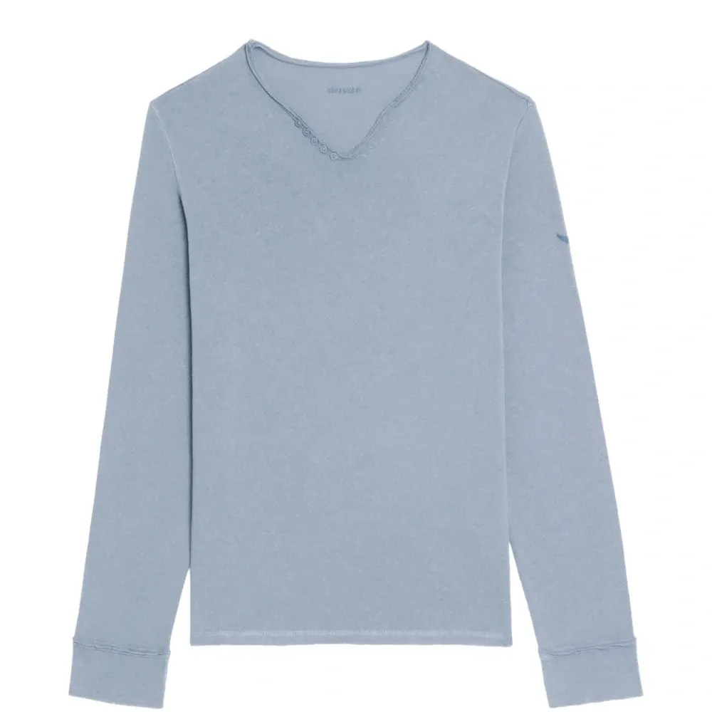 Футболка с V-образным вырезом на пуговицах