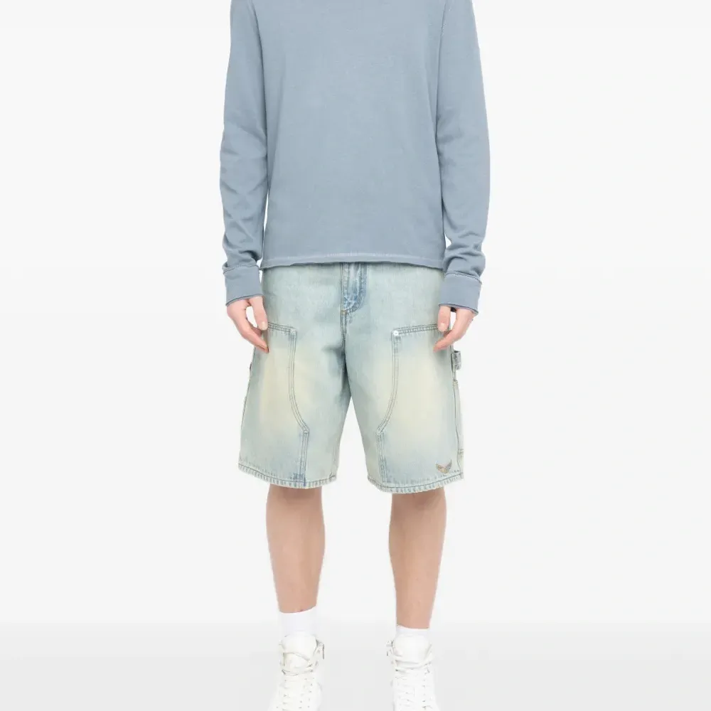 Футболка с V-образным вырезом на пуговицах