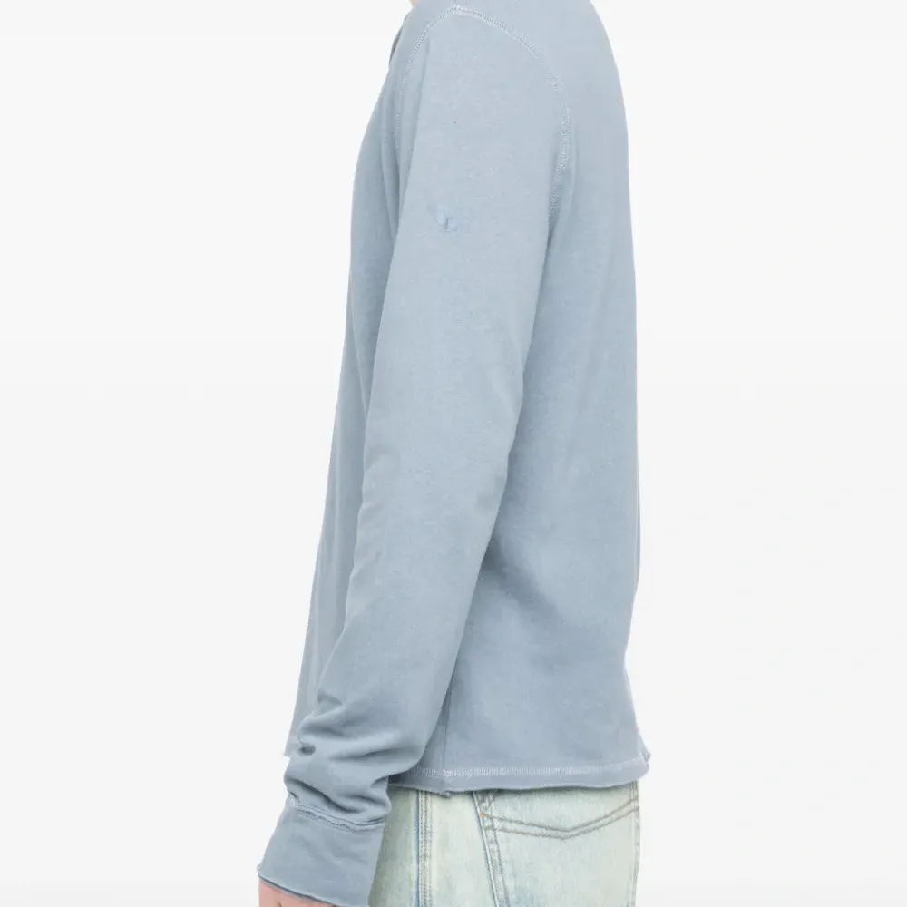 Футболка с V-образным вырезом на пуговицах