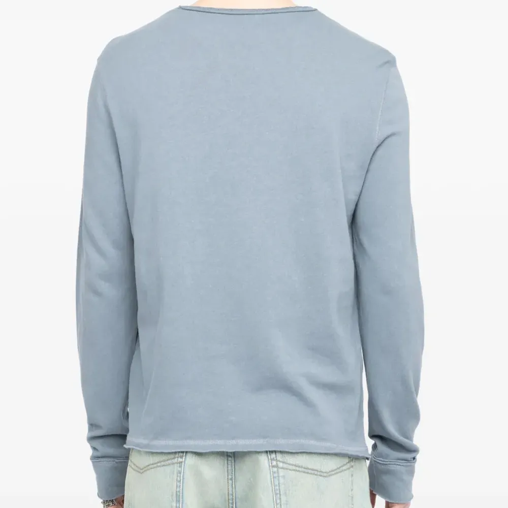 Футболка с V-образным вырезом на пуговицах