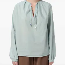 Блузка, украшенная бусинами