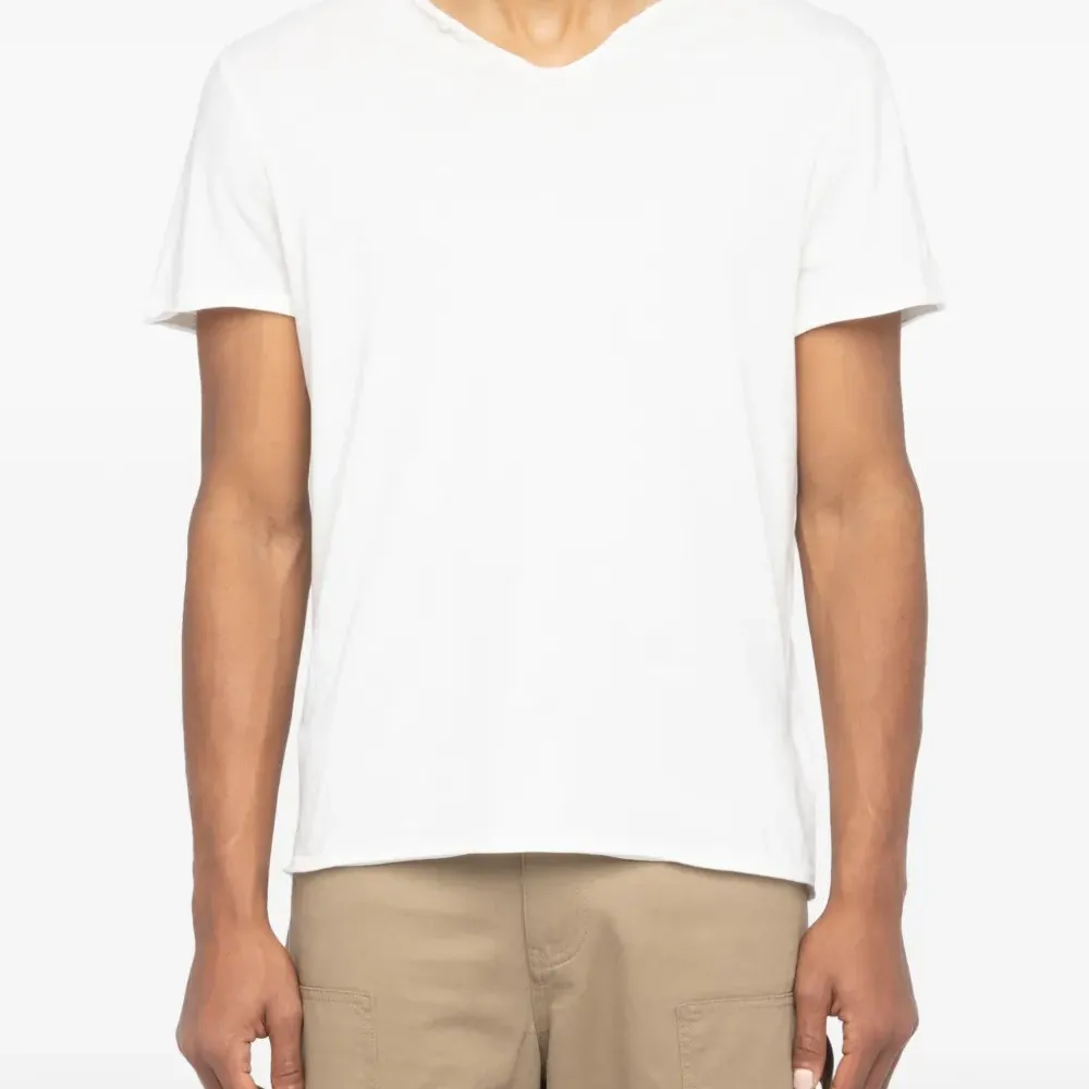 Футболка с V-образным вырезом и короткими рукавами