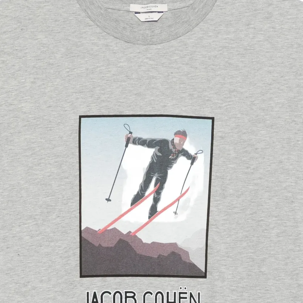 Футболка с графическим принтом и круглым вырезом