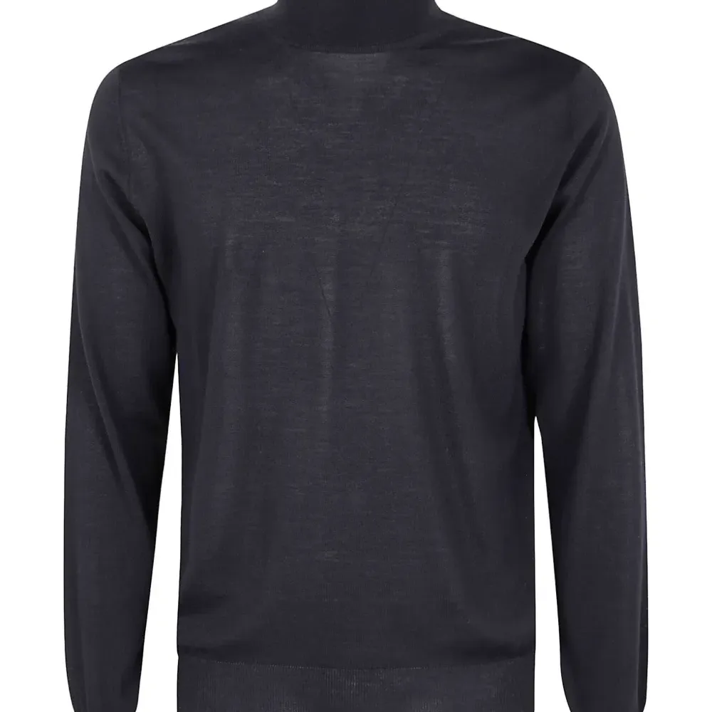 Свитер с длинными рукавами и воротником-гольф