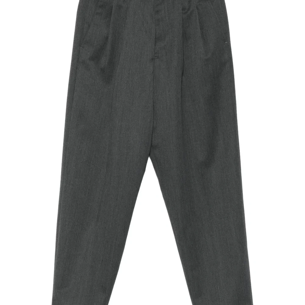 Брюки прямого кроя с защипами