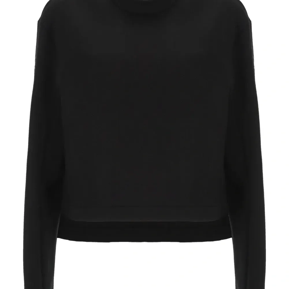 Свитер с круглым вырезом