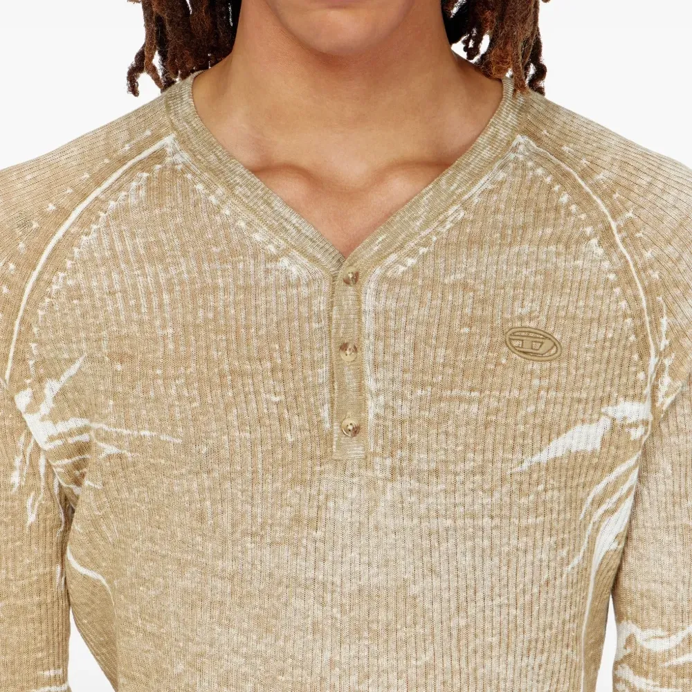 Вязаный свитер с V-образным вырезом