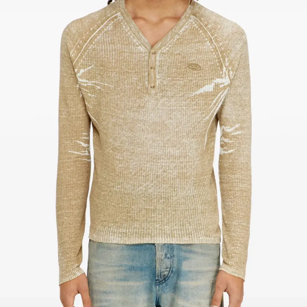 Вязаный свитер с V-образным вырезом