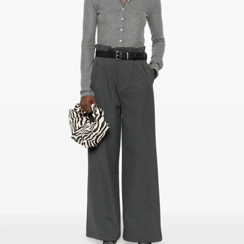 Брюки с поясом на талии Брюки с поясом на талии