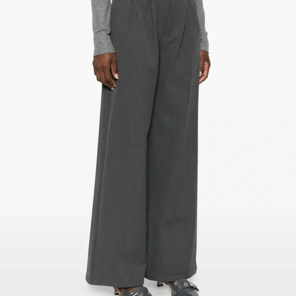 Брюки с поясом на талии Брюки с поясом на талии