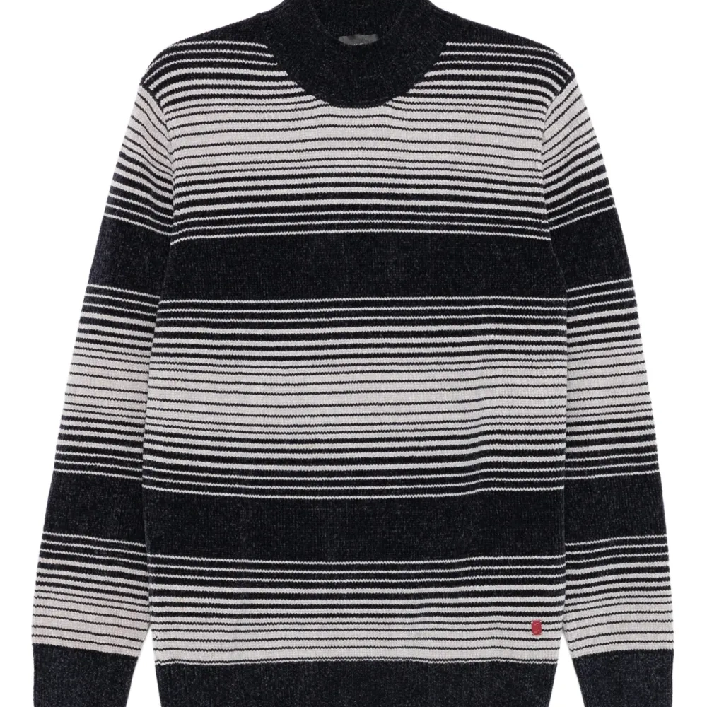 Полосатый свитер с воротником-стойкой