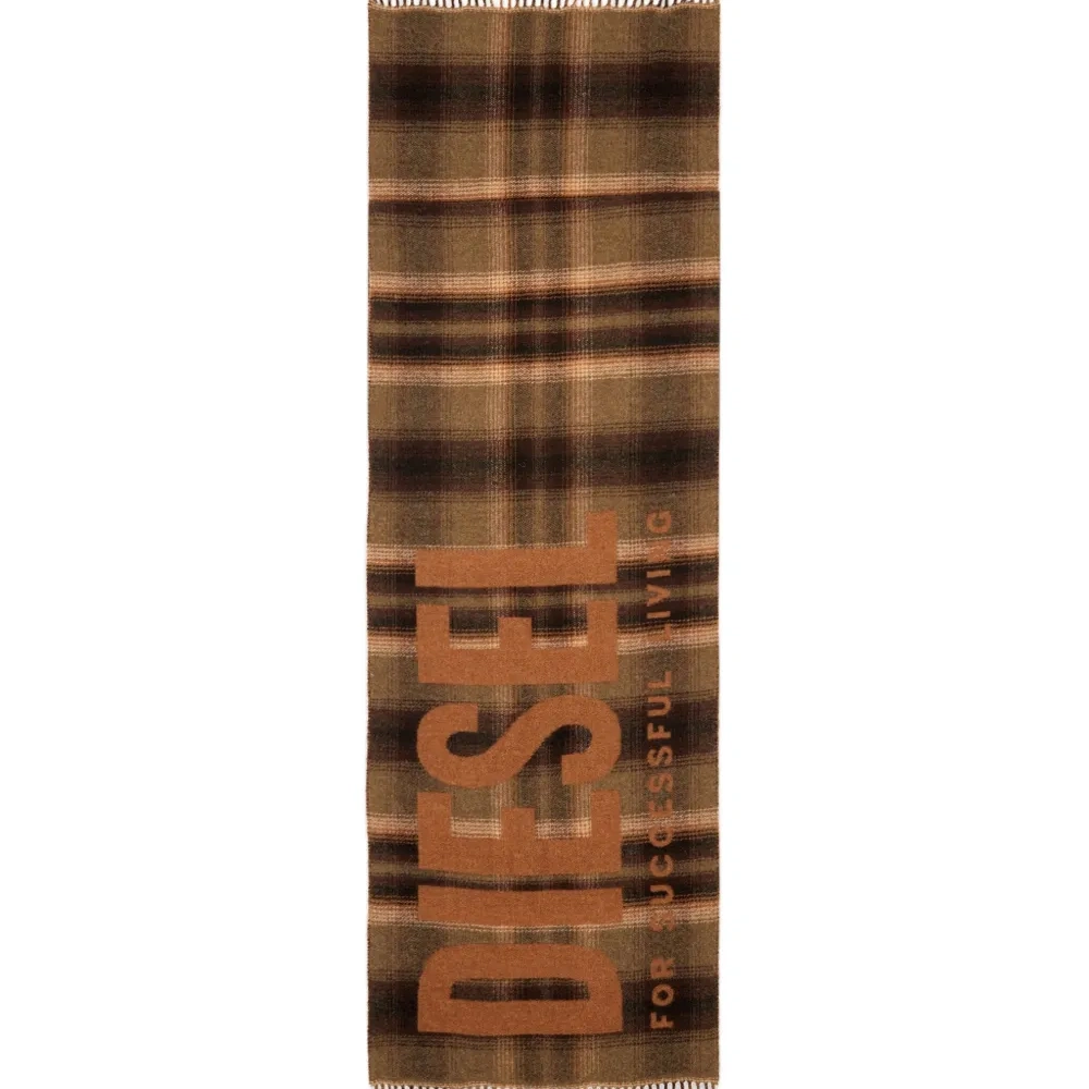 Шарф в клетку с бахромой по краям