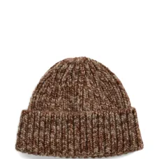Вязаная шапка в рубчик