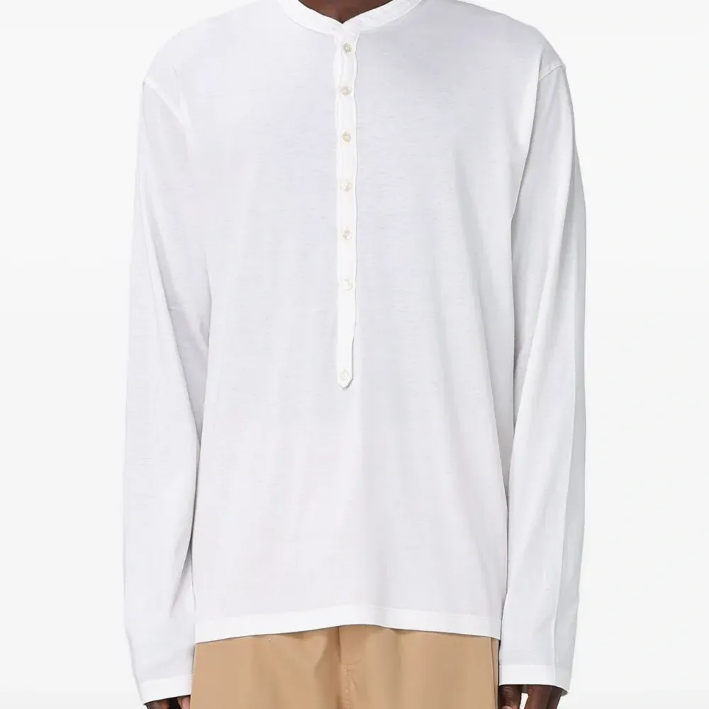 Футболка с длинными рукавами и пуговицами