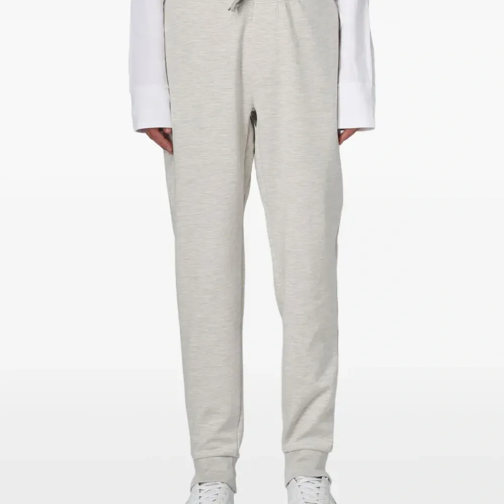 Джоггеры на кулиске