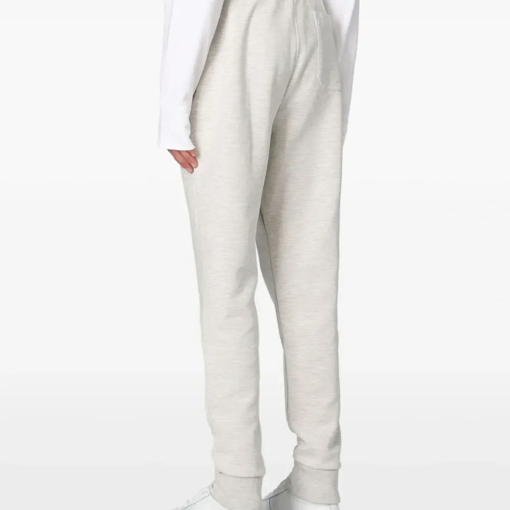 Джоггеры на кулиске