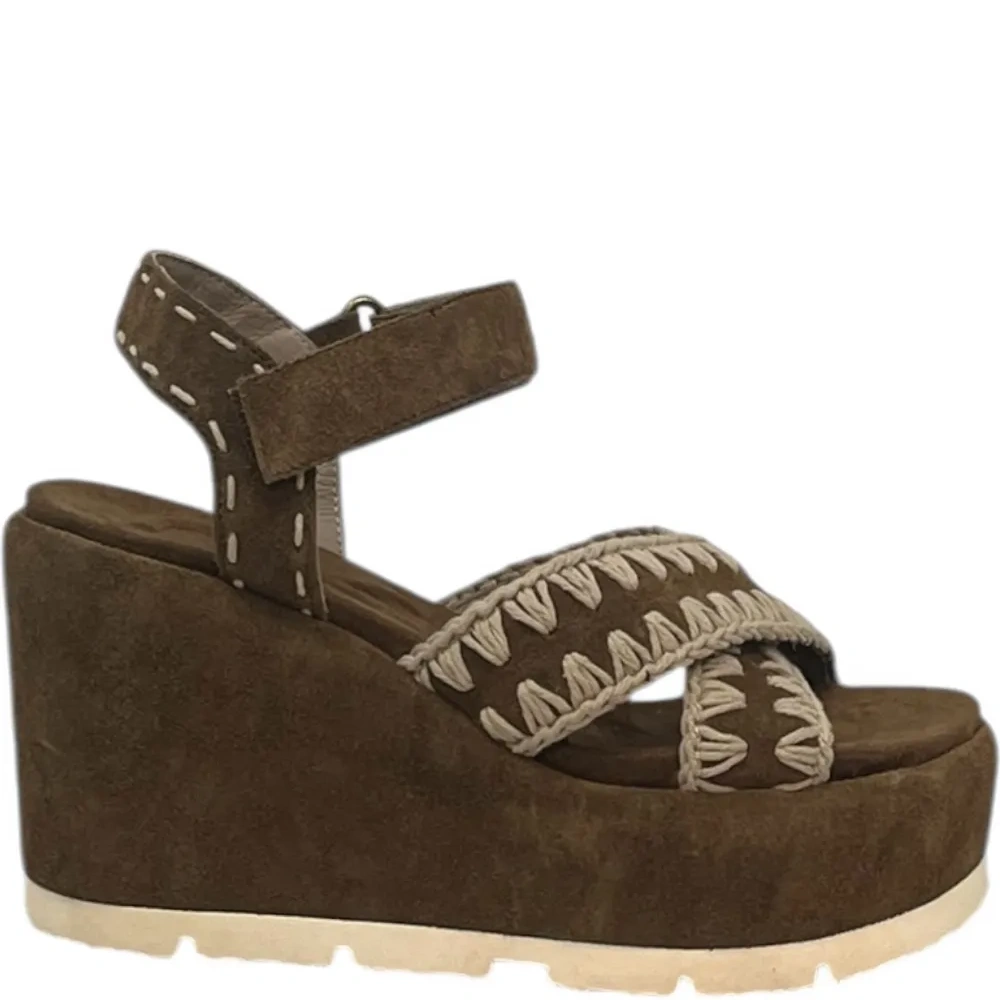 Босоножки на танкетке с перекрещивающимися ремешками Босоножки на танкетке с перекрещивающимися ремешками