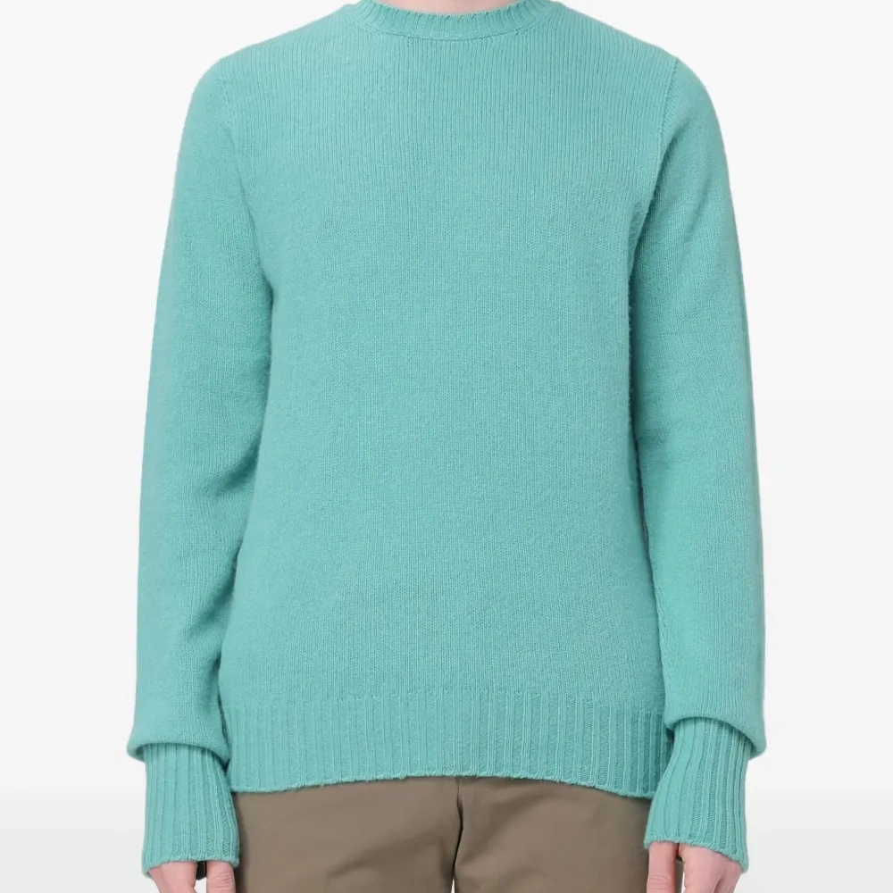 Свитер с круглым вырезом