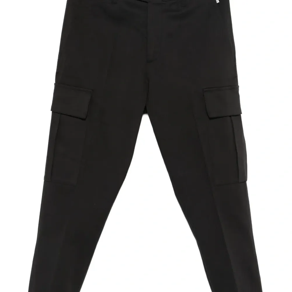 Брюки прямого кроя с накладными карманами