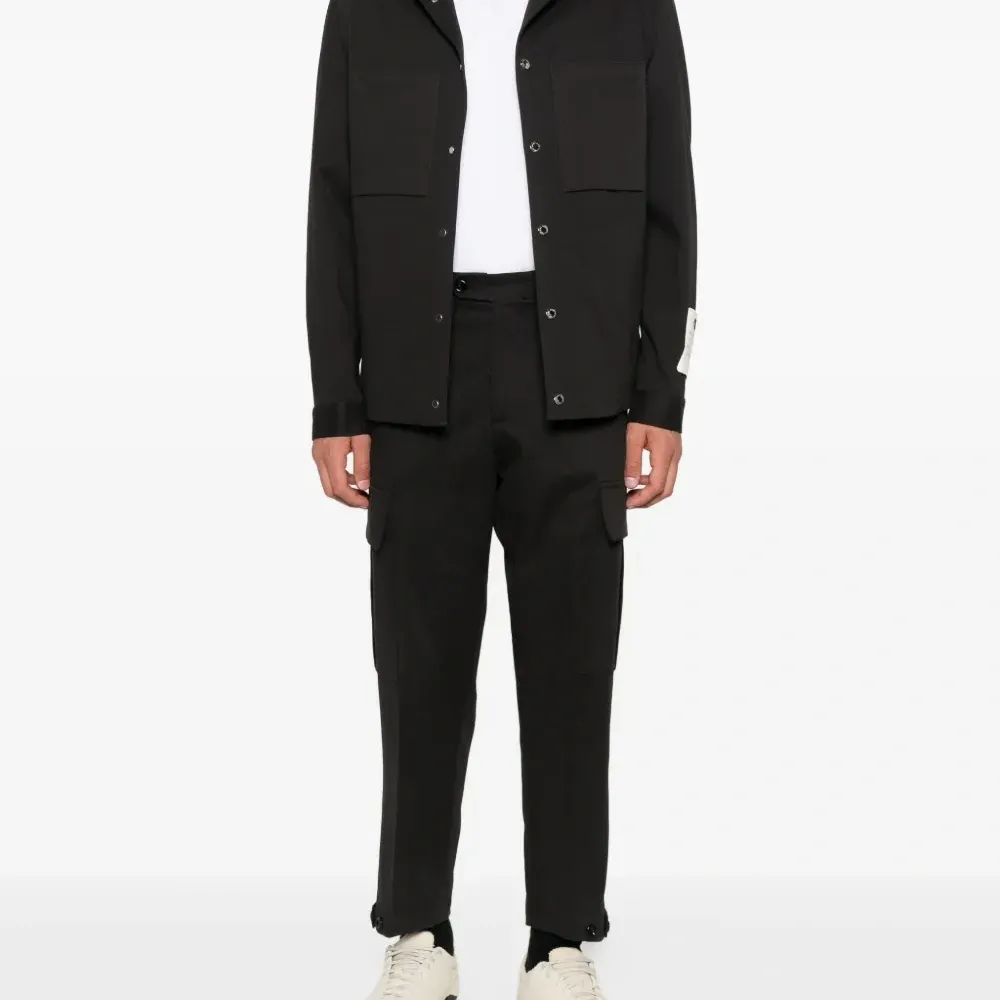 Брюки прямого кроя с накладными карманами