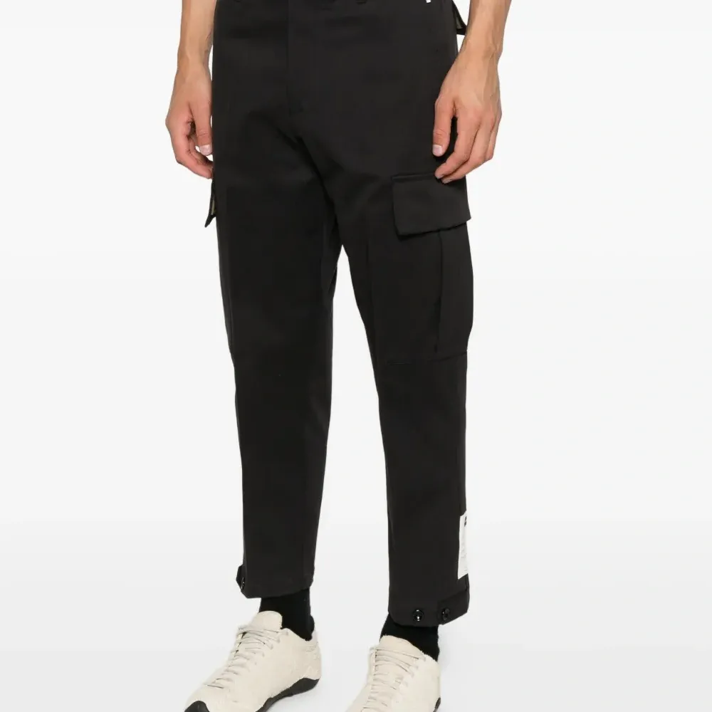 Брюки прямого кроя с накладными карманами