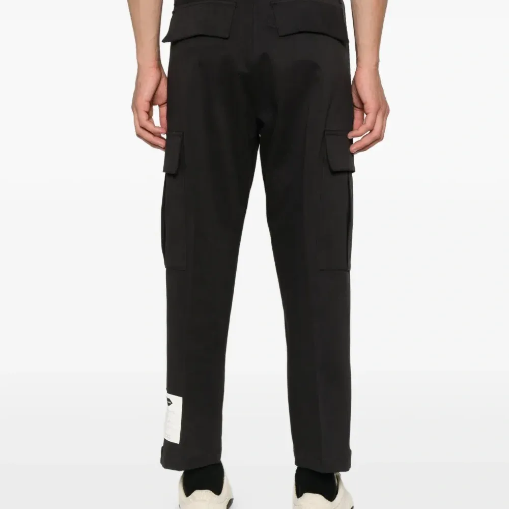 Брюки прямого кроя с накладными карманами