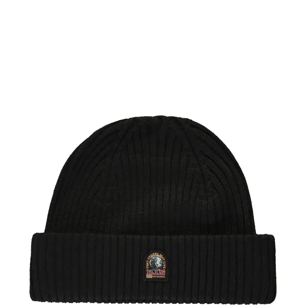 Вязаная шапка с закатанным краем