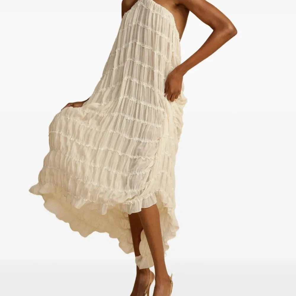 Платье с вырезом халтер и сборками Платье с вырезом халтер и сборками