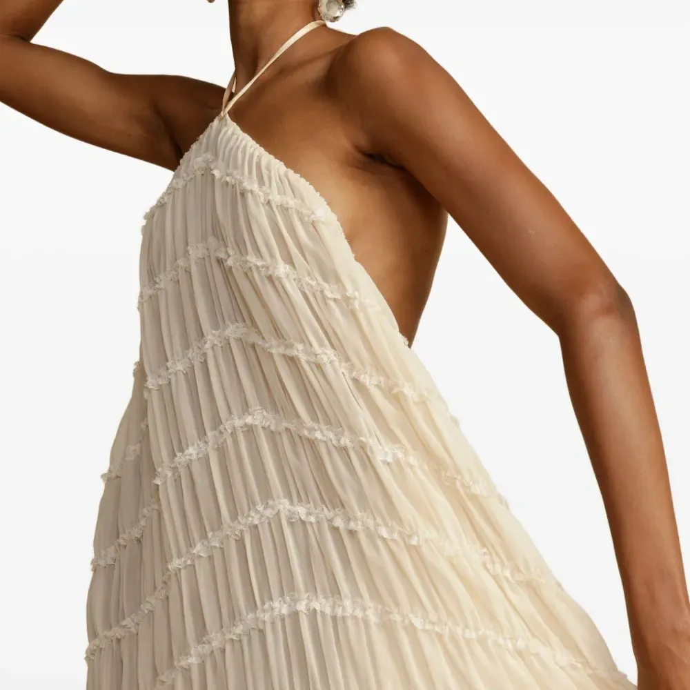 Платье с вырезом халтер и сборками Платье с вырезом халтер и сборками