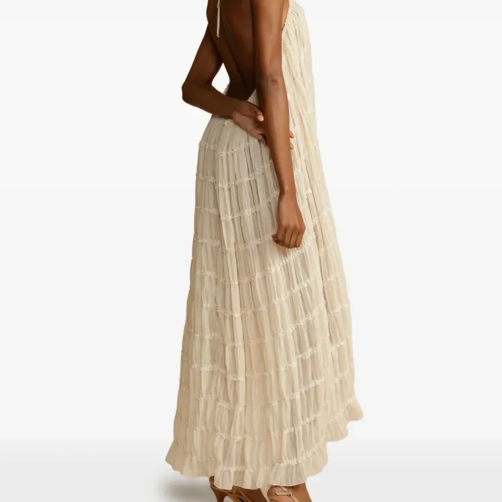 Платье с вырезом халтер и сборками Платье с вырезом халтер и сборками