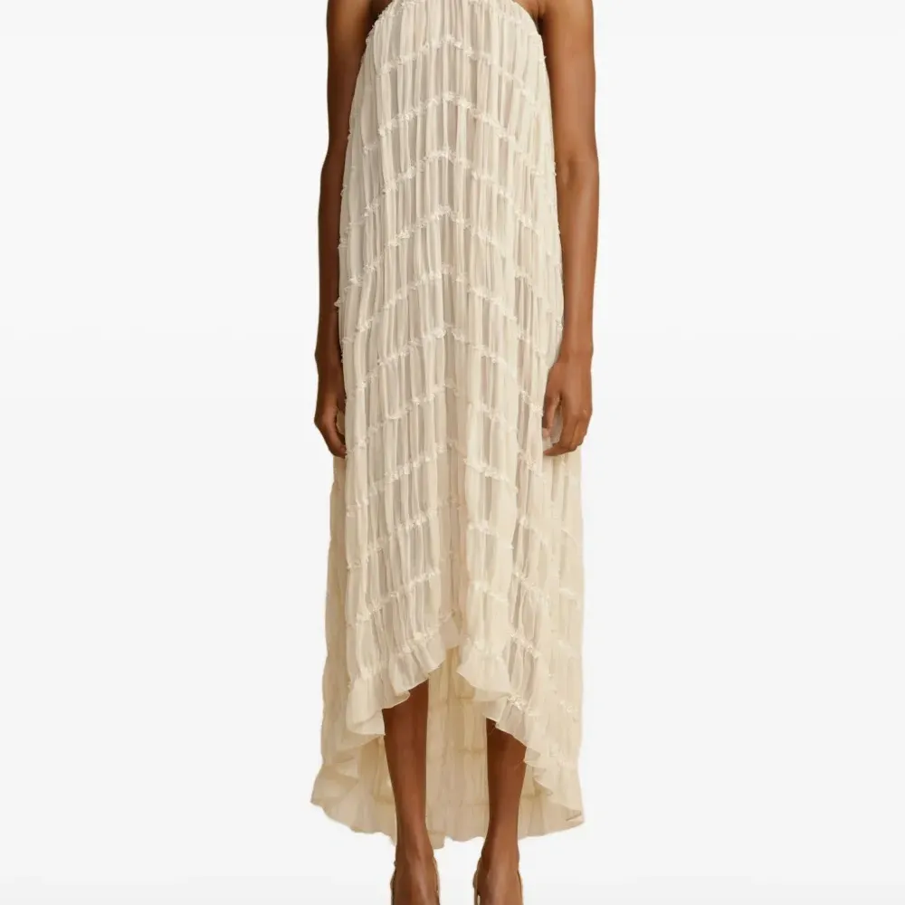 Платье с вырезом халтер и сборками Платье с вырезом халтер и сборками