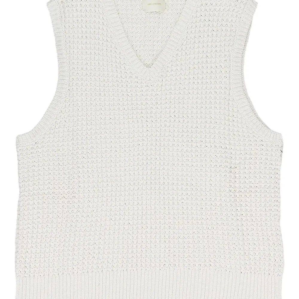 Топ-майка с V-образным вырезом и вафельной вязкой Топ-майка с V-образным вырезом и вафельной вязкой