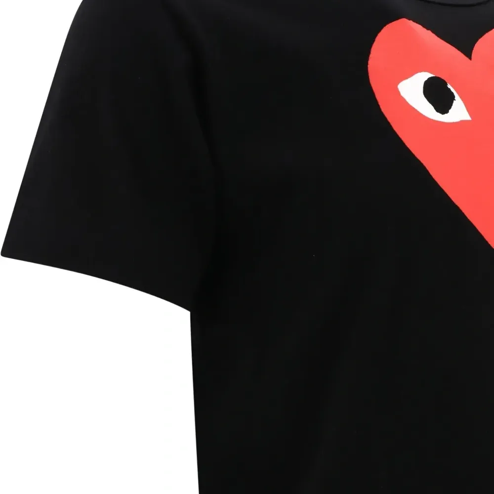 Футболка «Подглядывающее сердце»