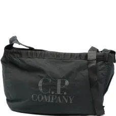 Сумка на плечо с вышитым логотипом Сумка на плечо с вышитым логотипом