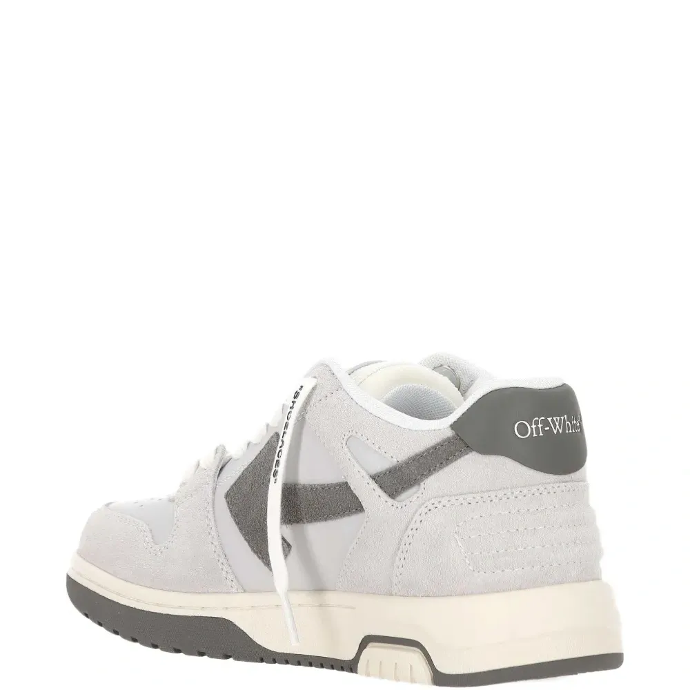 Кроссовки на шнуровке