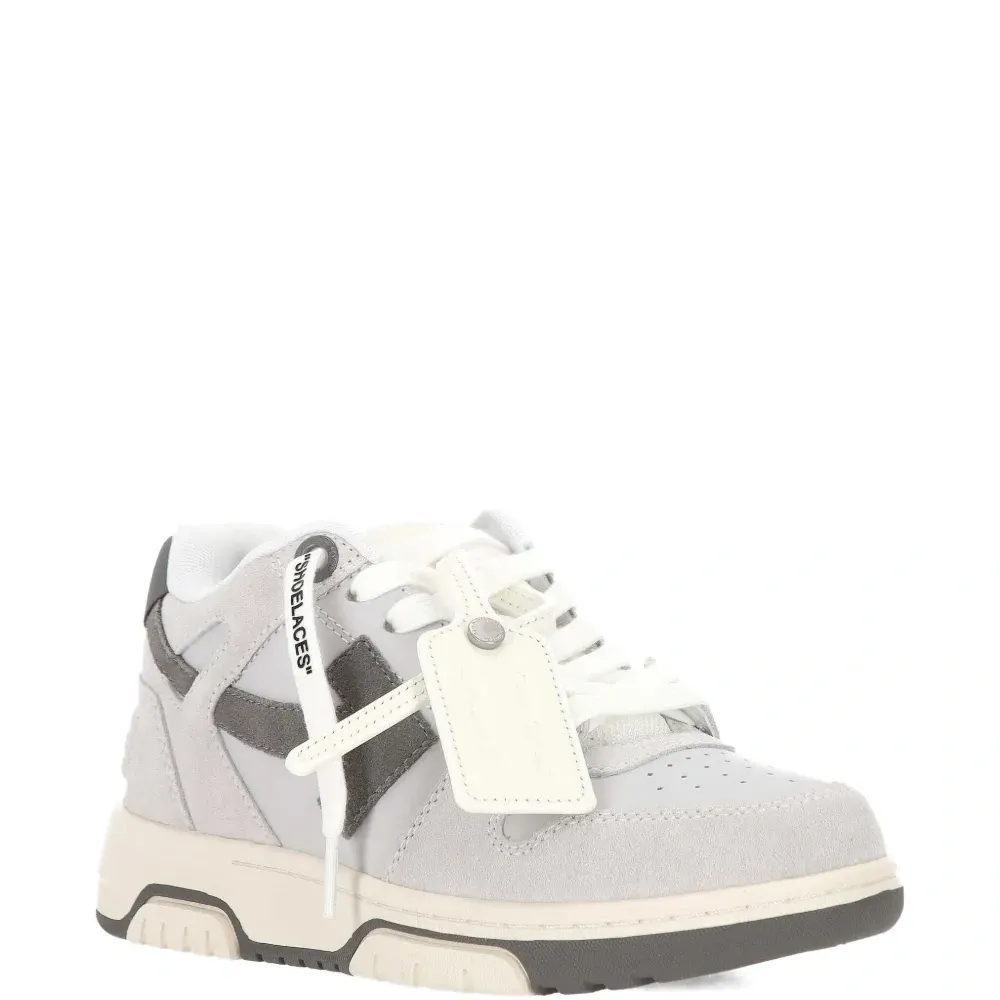 Кроссовки на шнуровке