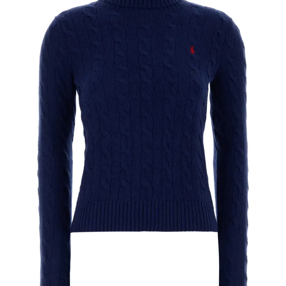 Вязаный свитер с высоким воротником