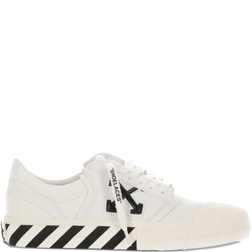 Кроссовки с полосками в виде стрелы