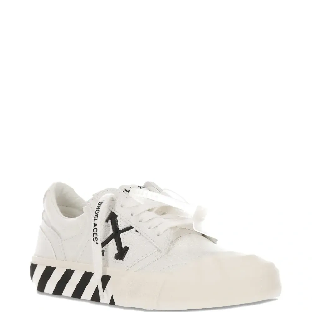 Кроссовки с полосками в виде стрелы