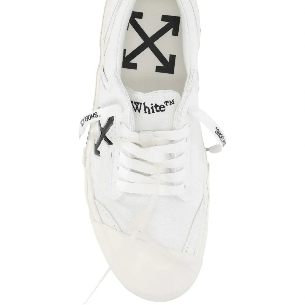 Кроссовки с полосками в виде стрелы