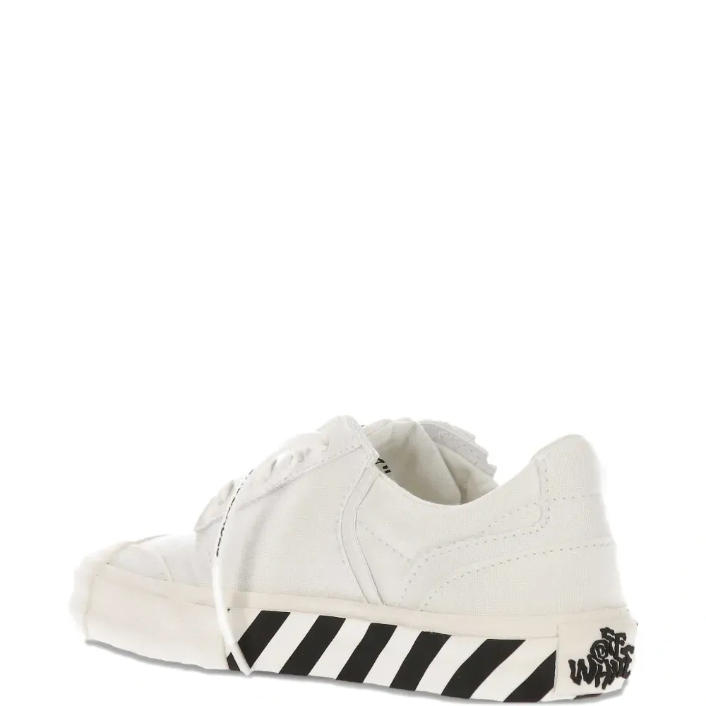 Кроссовки с полосками в виде стрелы