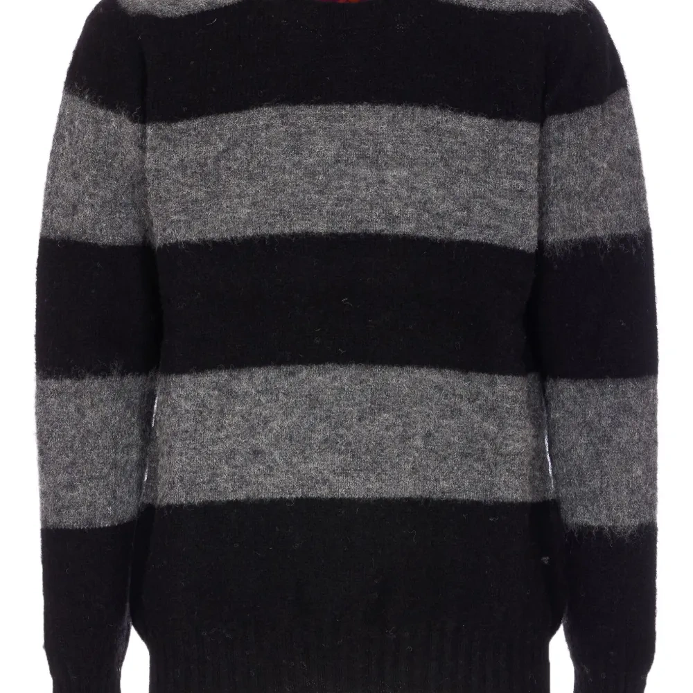 Свитер в полоску с круглым вырезом