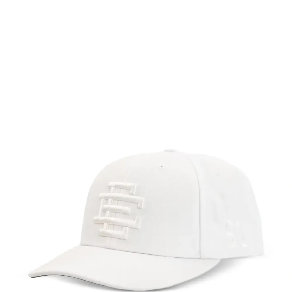 Кепка с вышитым логотипом EE