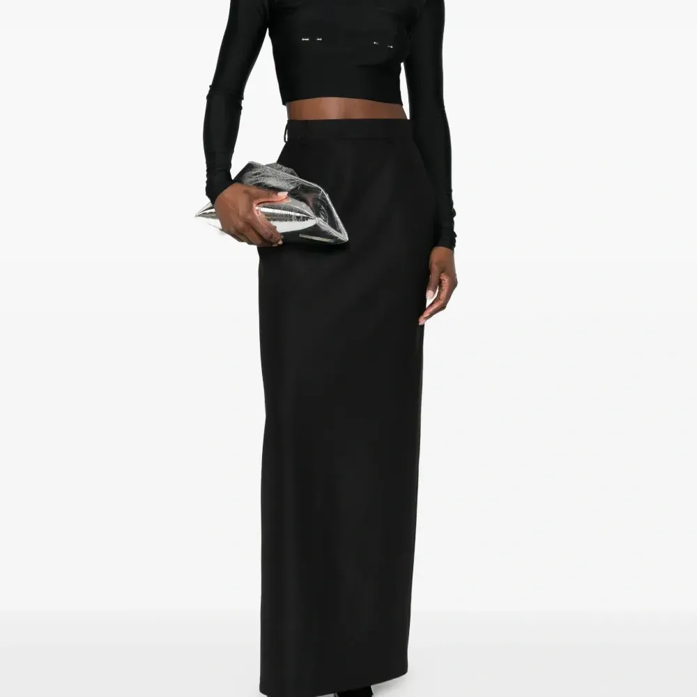 Кроп-топ с пирсинг-декором