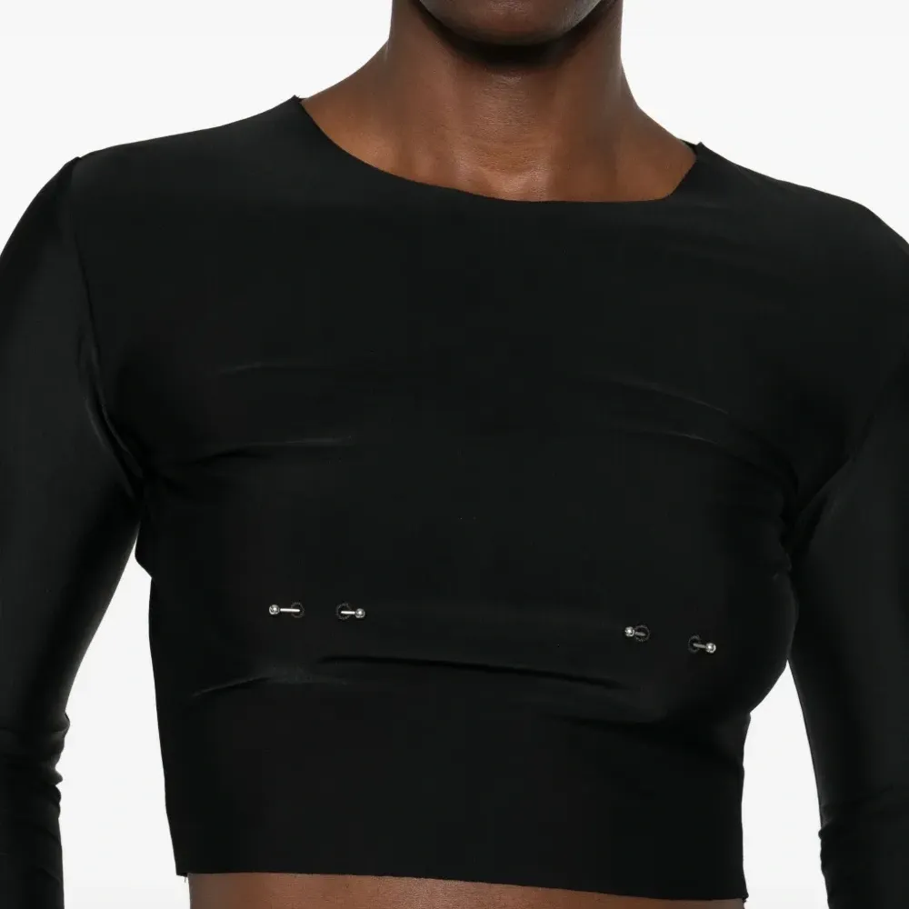 Кроп-топ с пирсинг-декором