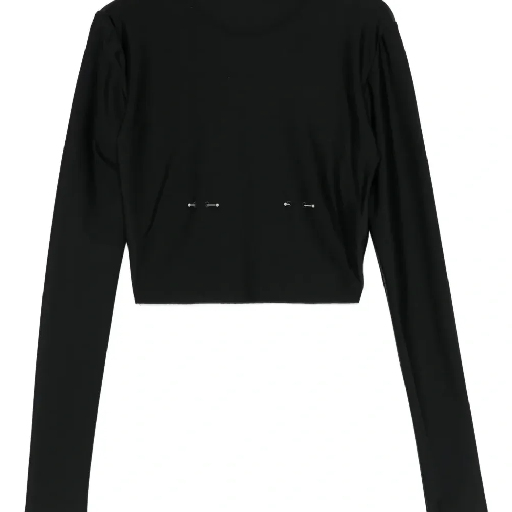 Кроп-топ с пирсинг-декором