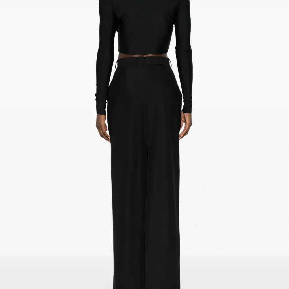 Кроп-топ с пирсинг-декором